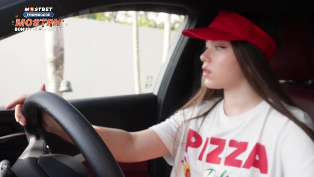 Geç kaldığı için pizza dağıtımcısıyla seviştim, amına güçlü bir kremalı turta koyarak bahşiş aldım