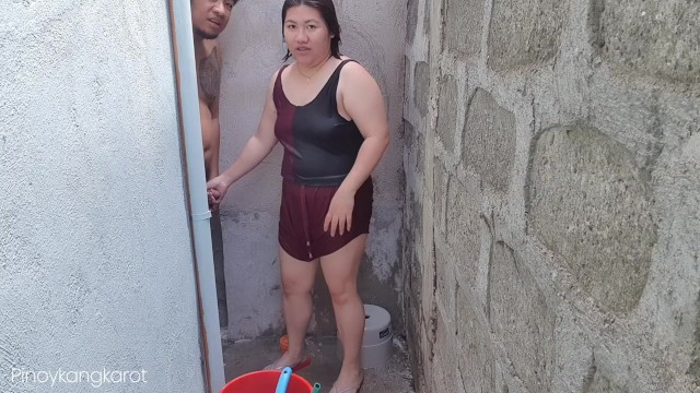 Evin dışında banyo yapan Filipinli kadın sikildi