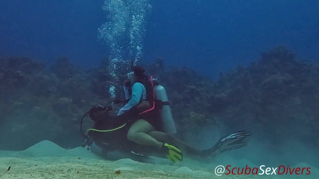 Güzel Bir Mercan Kayalığında Mini Etekle SCUBA Seks