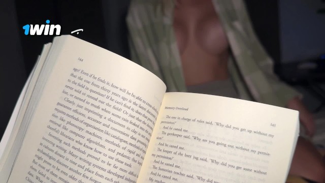 Üvey kız kardeşim kitap okurken beni baştan çıkardı. BootyFrutti'nin lezzetli yakın çekim ovuşturması