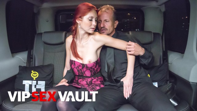 Kızıl Saçlı Kattie Gold Şoför Tarafından Arka Koltukta Beceriliyor – VIP SEX VAULT