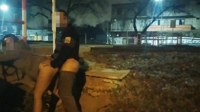 sokakta çıplak bir şekilde teşhir edilen kız, kamusal alanda sevişiyor, röntgenci ve polis tarafından yakalanıyor