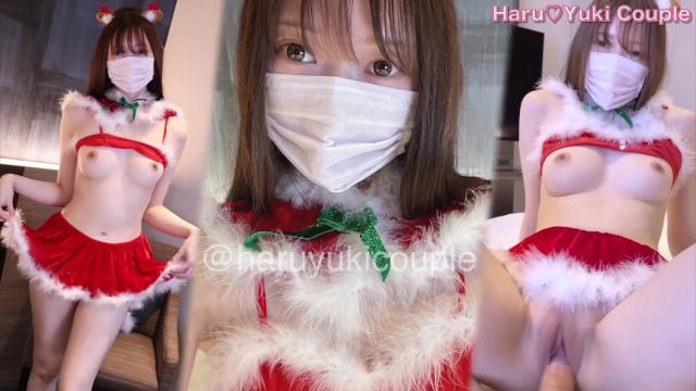 E-cup güzel kız Noel Baba cosplay'i yapıyor ve temizlik fellatiosu ve kremalı seks yapıyor