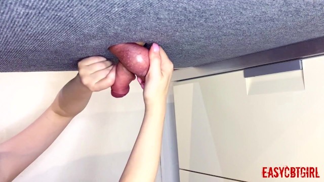 Hanım köle toplarını ve penisini büküyor ve uzatıyor EasyCBTGirl