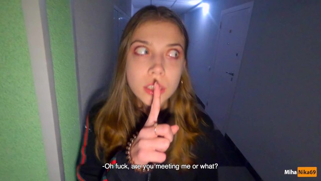 Ebeveynler evdeyken merdiven boşluğunda seviştik – Külotuna boşal ve giy – POV 4K