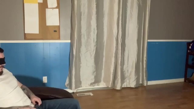 Üvey kız kardeş, Sevgililer Günü'nde erkek kardeşine sürpriz yapmak için gözlerini bağladı