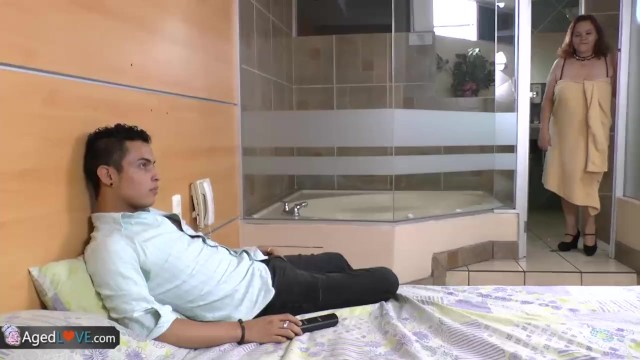 AgedLove BBW Latina Büyükanne çocukla sevişiyor