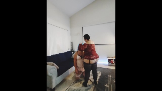 Benim itaatkar BBP'nin iç çamaşırı giymesine yardım ediyor, ben de ona iç çamaşırı giydiriyorum, sissyfacation eğitimi.