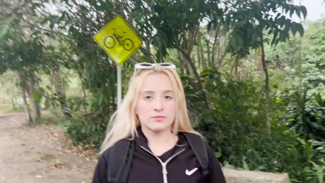 Güzel kayıp sarışın bir yabancının evine götürülüyor