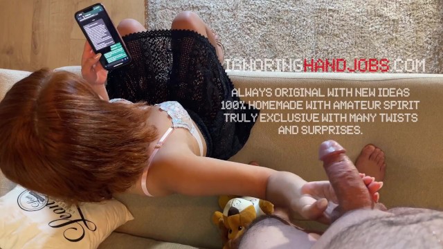 Yeni Sıcak Sevimli Kızıl Saçlı Minyon Karısının Telefonda Konuşurken Gevşek Penis Kontrolü ve Ön Sıvı Sağımı
