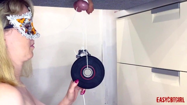 Hanım, EasyCBTGirl'ün toplarına ağırlıklar bağladı
