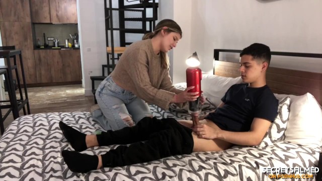 Üvey kız kardeşim beni Sohimi Oyuncağıyla mastürbasyon yaparken yakaladıktan sonra boşalmama yardım etti