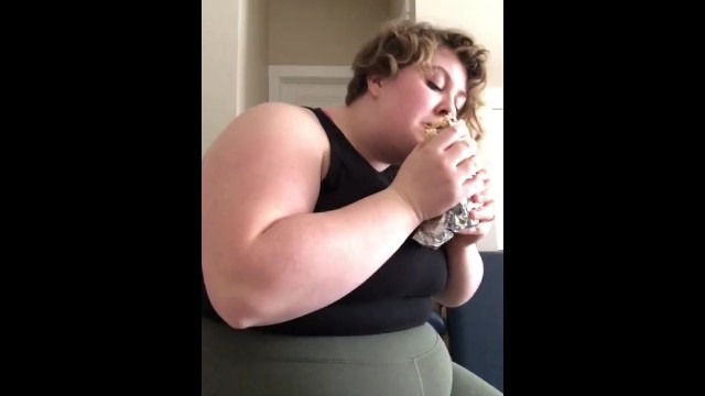 AÇ ŞİŞMAN KADIN 1.7 POUND'LUK BURRİTO YİYOR