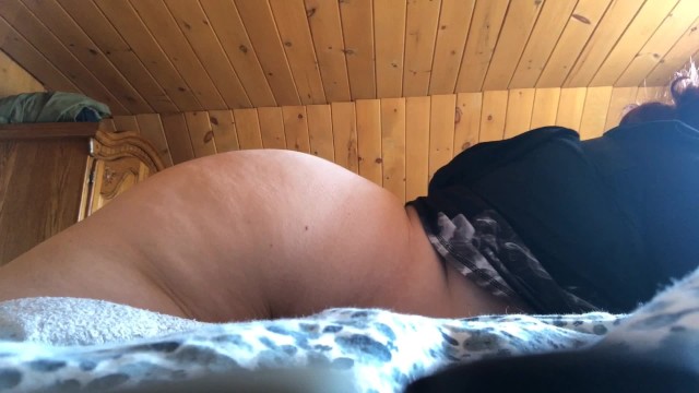 BBW Evde yalnızken yüksek sesle boşalana kadar bir yastıkla sevişiyorum