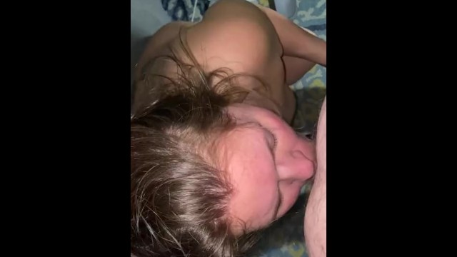MILF kıçını tatmayı seviyor