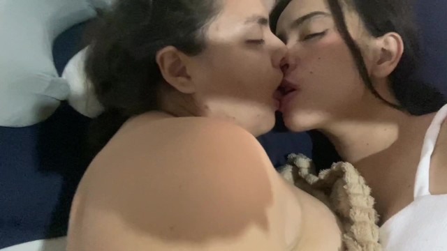 iyi geceler lezbiyen öpücükleri