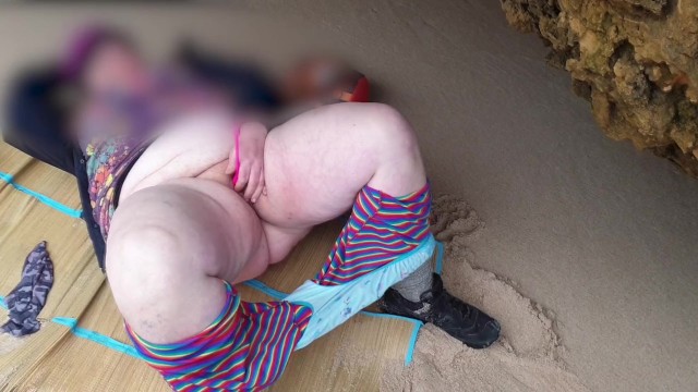 SEVİMLİ PİS BBW MILF PLAJDA KENDİNİ BOŞALTIYOR