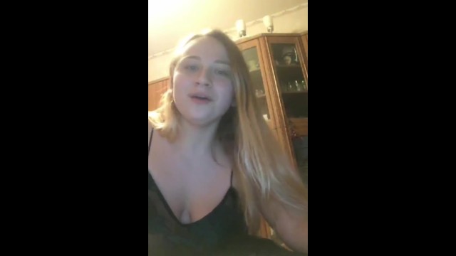 Rus güzeli külotlu çorabını yırtıyor ve kıçını lezzetli bir şekilde sallıyor