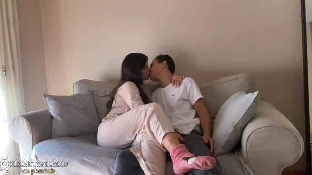 Üvey kız kardeşimin amını parmaklayarak boşalmasını sağladım ve o da beni ödüllendirdi