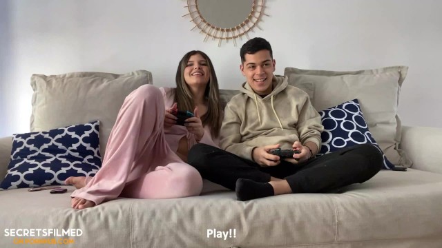 Üvey kız kardeşim ve ben video oyunları oynarken oral seks yapmaya bahse girdik