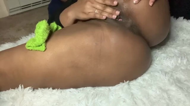 Üvey kuzenimin Twerk'ini kaydetmek beni azdırdı, bu yüzden anüsüne vurmama izin verdi