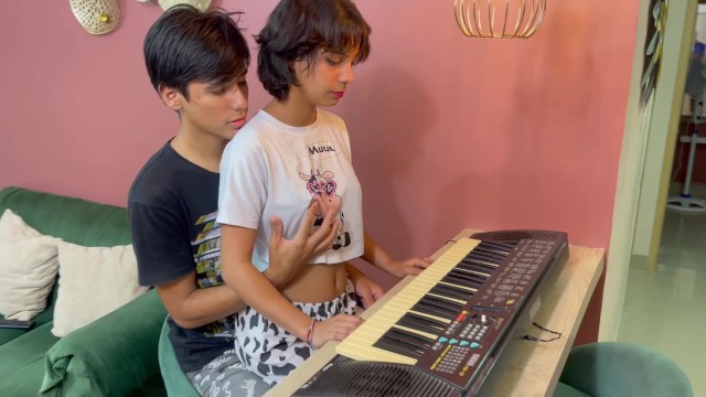 Küçük üvey kız kardeşime müzik dersinde yardım ediyorum ve boşalana kadar onu sert bir şekilde beceriyorum.