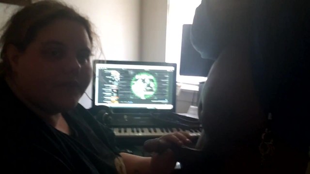 BBW Stüdyoda Durup Büyük Penise Hizmet Ediyor