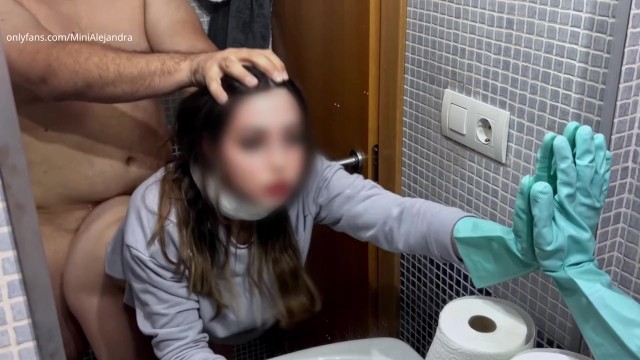 Üvey babam temizlik yaparken banyoda beni beceriyor