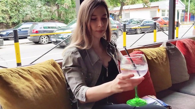 Üvey kız kardeşimin Bar'daki uzaktan kumandalı orgazmı!