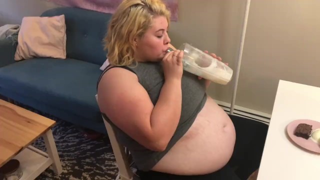 Tombul şişman genç kız kilo alma shake'ini ve tatlısını yutuyor