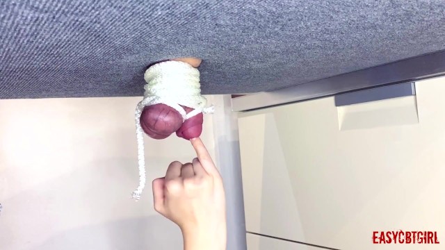 Hanım toplarını ve penisini bağladı ve onlarla oynuyor EasyCBTGirl