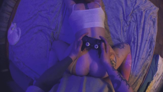 Küçük Sürtük Call Of Duty Oynamamı Engelliyor