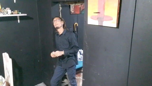Kiraladığı odayı deneyen bir bekar: Raba Erre.
