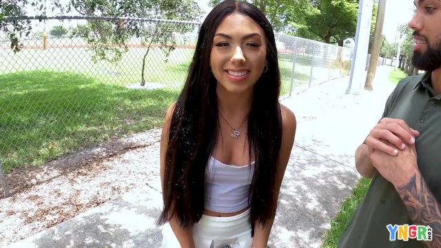 YNGR – Sinirli Hatun Bianca Bangs İlk Kez Porno'da Kendini Deniyor
