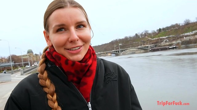 Avrupa örgülü saç modeli olan bir kızın içine boşal