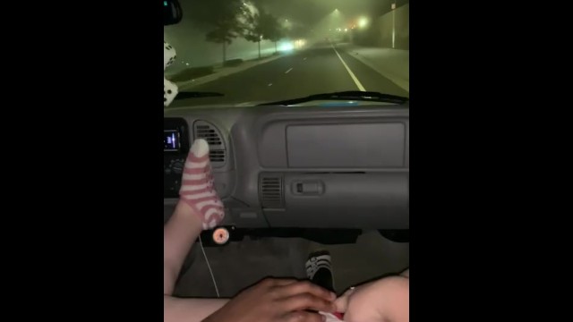 Rose Toy Genç Kızın Trafikte Boşalmasını Sağlıyor
