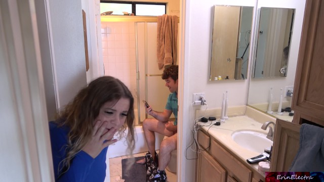 Üvey oğul porno bağımlısı ve üvey anne onun gerçek sekse ilgi duymasını sağlamak için vücudunu kullanıyor