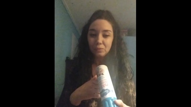 Vücudunun her yerine krema süren iri göğüslü olgun kadın.