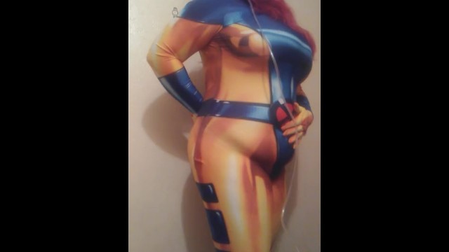 Parlak X-Men Cosplay'inde Hızlı Büyük Pompa Şişirme