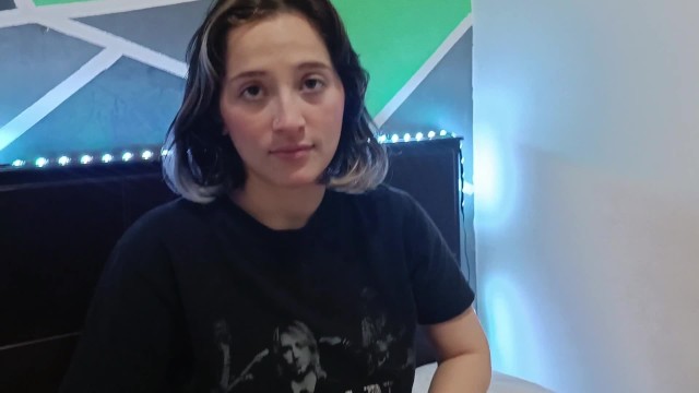 Üvey kız kardeşimi amcamın evinde masturbasyon yaparken buldum