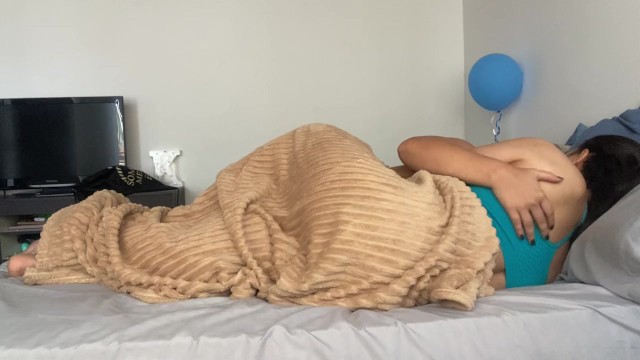Battaniyenin altında sıcak ve çok ıslak seks