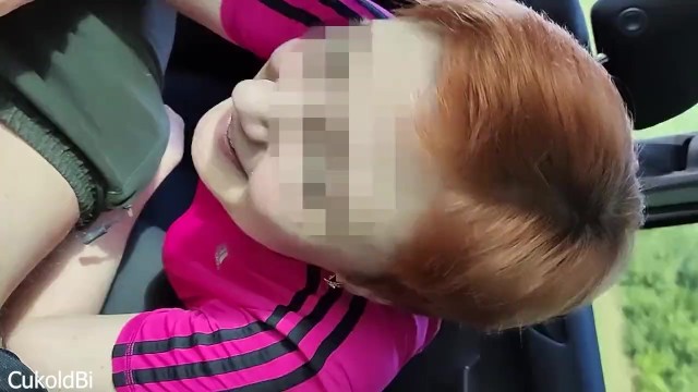 Kocam araba kullanırken sevgilimin pipisini emiyorum