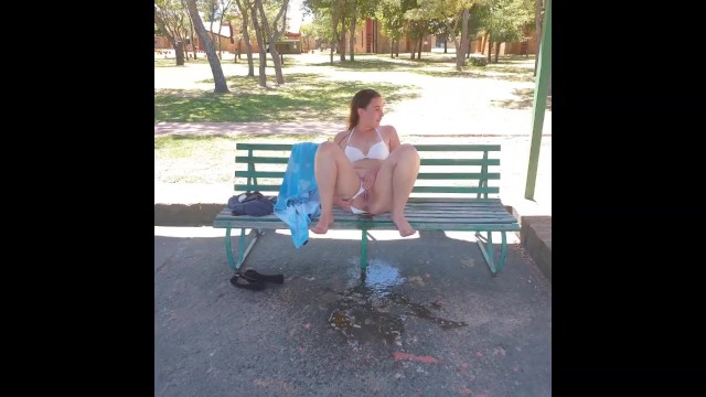 Kız her yerde ve her yerde işeyen derleme