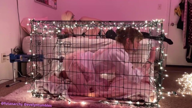 sissy bir femboy tarafından kafese kapatılıp eğitiliyor