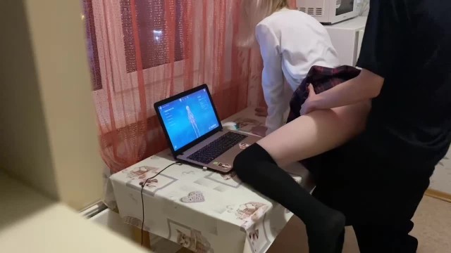 Üvey kız kardeşimin okuldan sonra bilgisayarda oynamasına izin vermedim