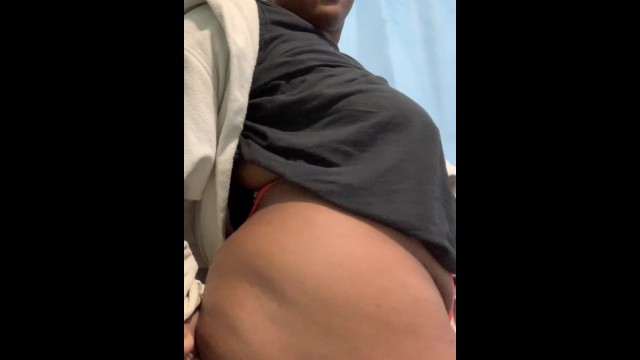 Solo Ebony Turuncu Tangasını Bir Kenara Çekti.