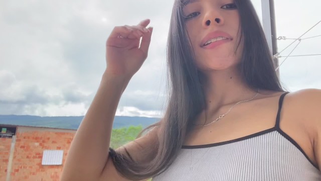 Çıplak dans etmek – Kıçını hareket ettirmek ve senin için açmak – Büyük kıç twerk