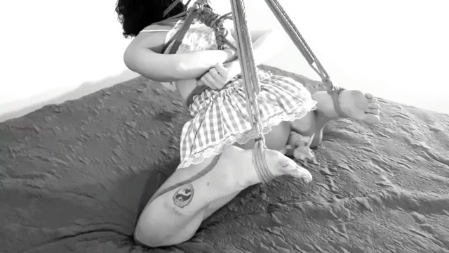 Kinktober günü 11: ŞEKİLLENEN KINK – Bağlanmış ve kıçının içinde zencefil köküyle boşalıyor: Bdsmlovers91