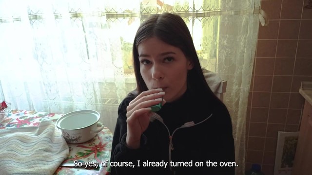 Üvey kız kardeşimle hamburger pişiriyorum ve sonra onun amını pişiriyorum