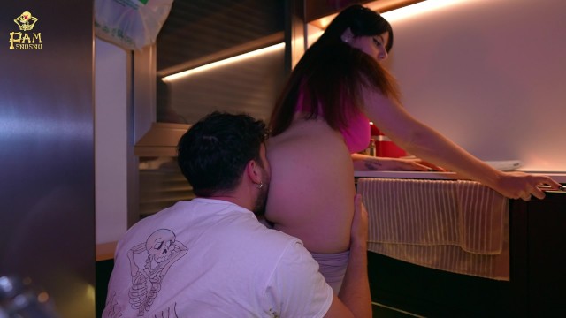 Üvey kız kardeşim akşam yemeğinden önce tayt giyerek beni tahrik ediyor ve sonunda kocaman kıçıyla zıplıyor